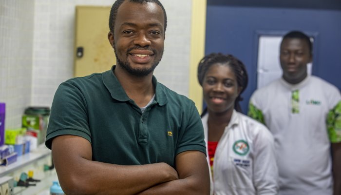 Ivorian entrepreneur, Noël N’guessan, demonstrates the use of his biowaste innovation, Kubeko. Photo: RAEngGGImagesThierryGouegnon